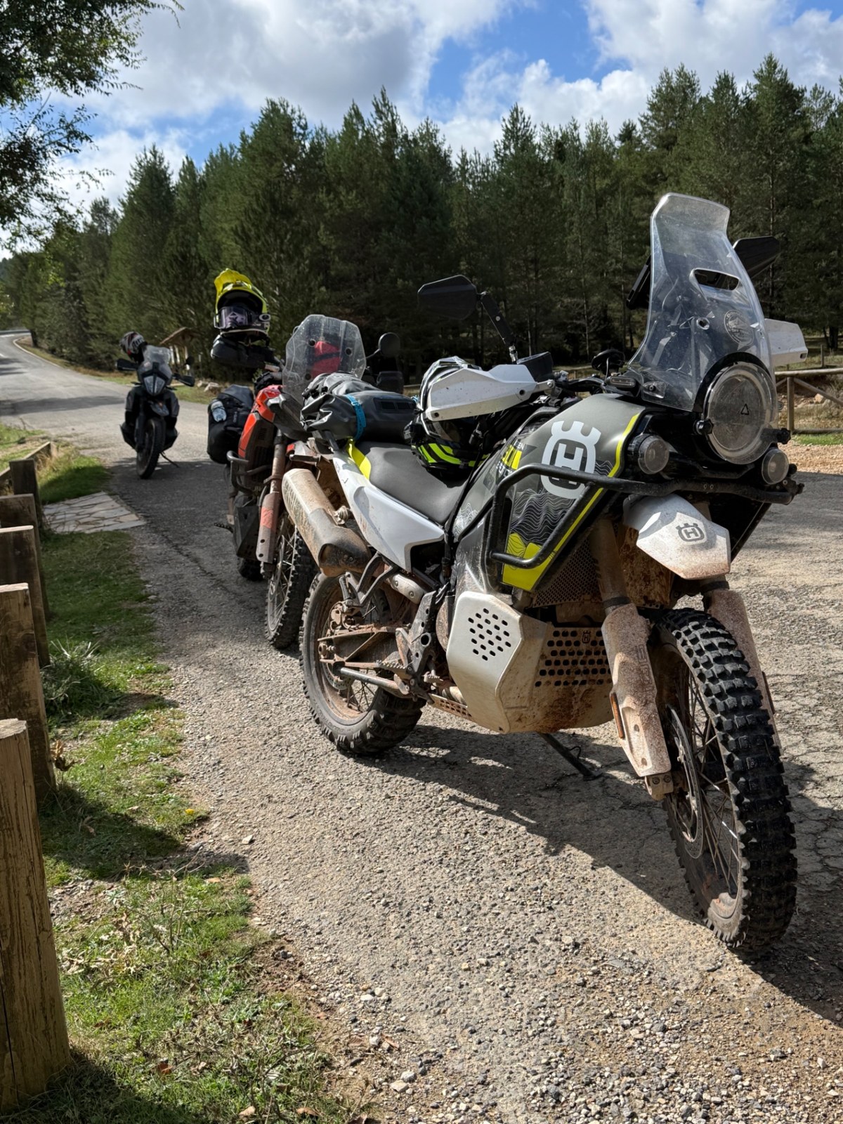 Motos trail junto a una pista, preparadas para continuar la ruta