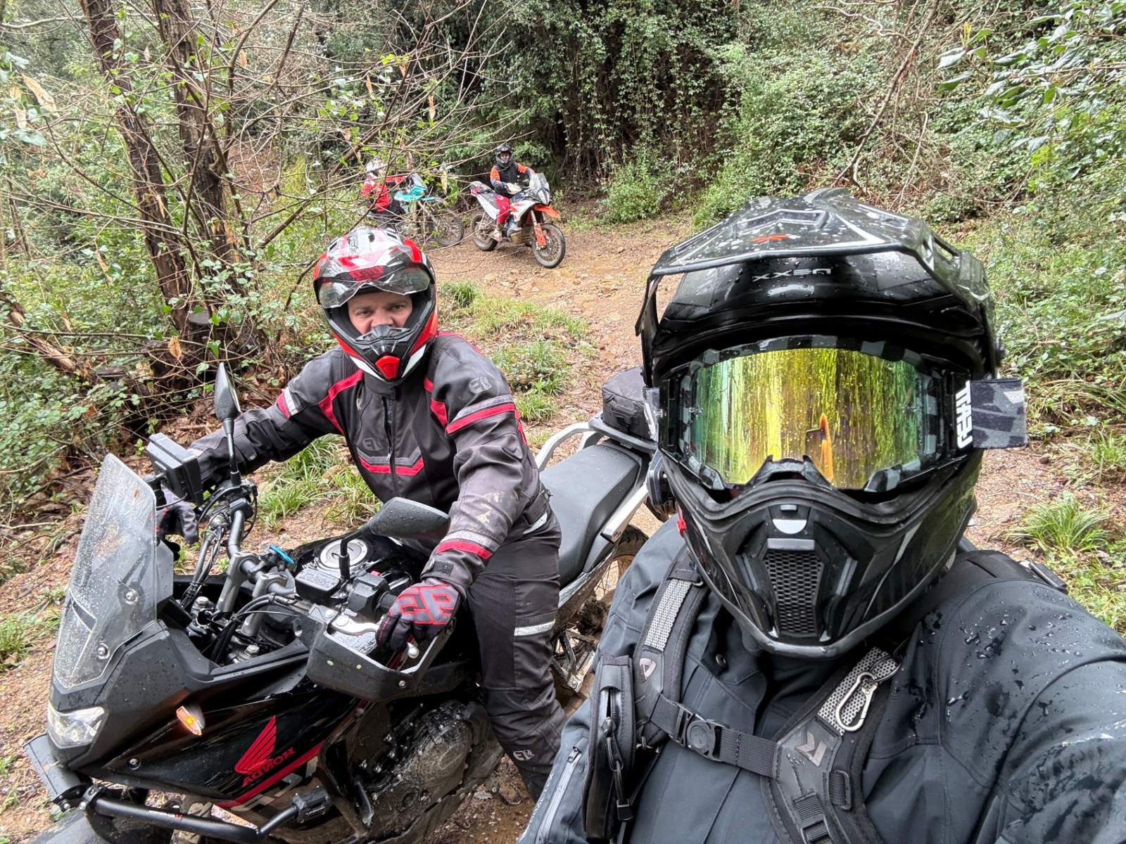 Dos pilotos haciendo una pausa en un sendero de bosque