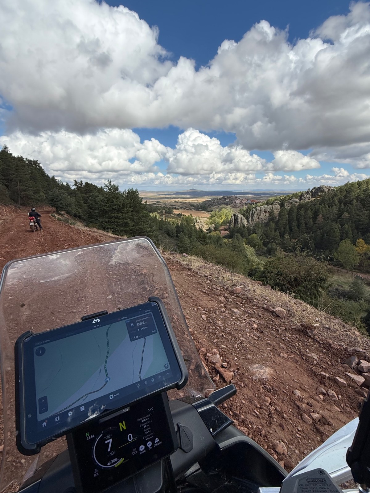 Piloto consultando la ruta sobre el terreno durante una travesía